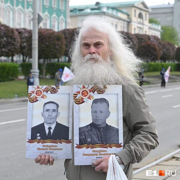 Екатеринбуржцы с портретами своих героев | Источник: Дмитрий Емельянов / E1.RU