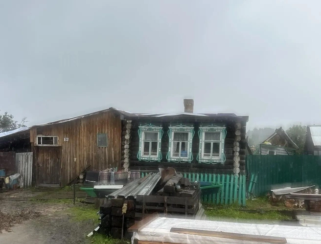 В некоторых домах смерч полностью снес крыши, оставив семьи под проливными дождями без укрытия. | Источник: ГК «КОРТРОС»
