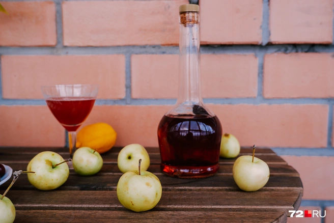 Немного терпения, и урожай легким движением руки превращается в алкоголь | Источник: Дарья Селенская / Городские медиа