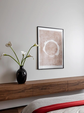 Лепнина и красные акценты: квартира 84 м² в Минске