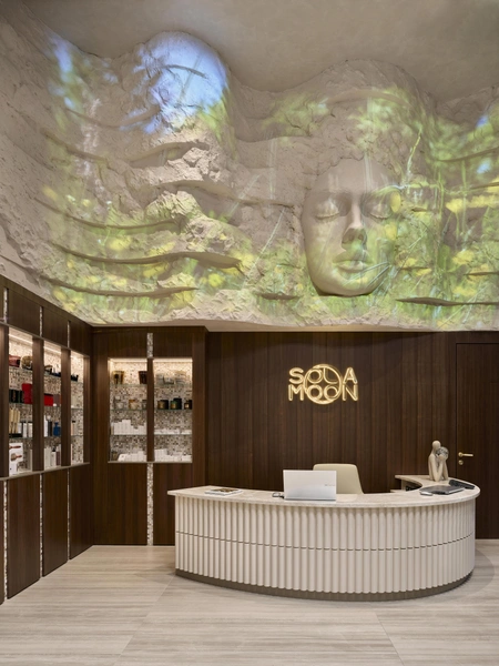 Сертификат на массаж в SOLAMOONПодарочный сертификат на массаж в SOLAMOON — идея для тех, кто ценит не только бьюти-результат, но и ощущение глубокого отдыха. В центре акцентируют внимание на мануальные и рефлексотерапевтические практики, поэтому выбранная процедура будет работать и с телом, и с общим уровнем напряжения. Такой подарок легко адаптируется под человека: он сам выберет формат — от гуаша до тибетских техник — и проведет время в пространстве, где продуманы атмосфера, свет, звук и аромат.