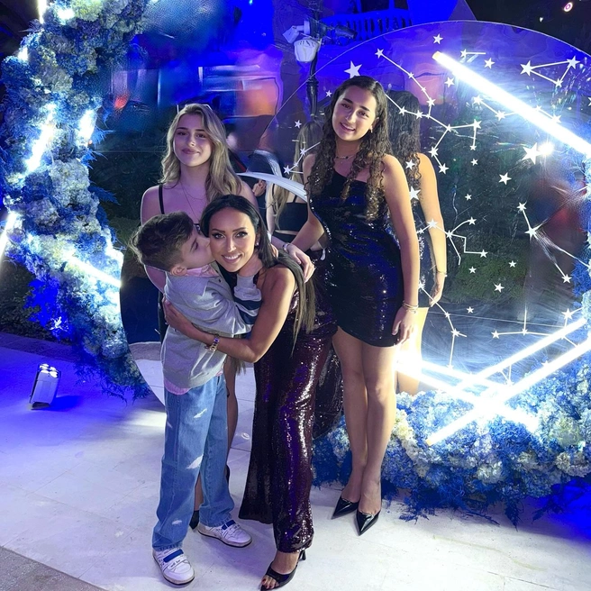 В окружении родных | Источник: alsou_a / Instagram (экстремистская организация, деятельность запрещена на территории РФ)