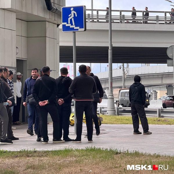 Очевидцы пожара смотрят в сторону горящего «Садовода» | Источник: MSK1.RU