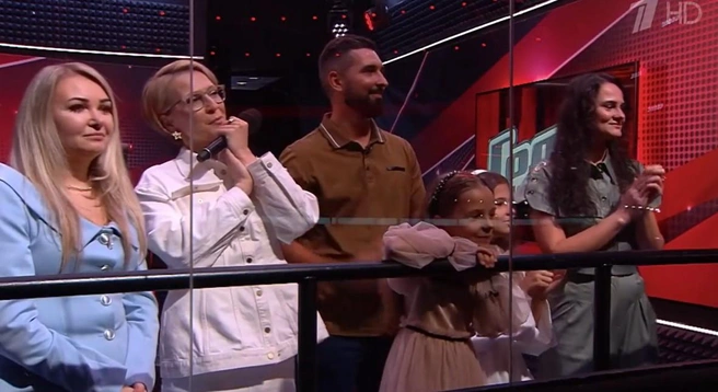 Мама Маши Екатерина (слева) болела за дочку с друзьями семьи | Источник: скрин-шот эфира Первого канала