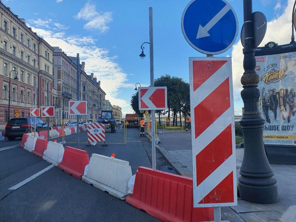 Аварийные работы теснят водителей на Воскресенской набережной в Петербурге