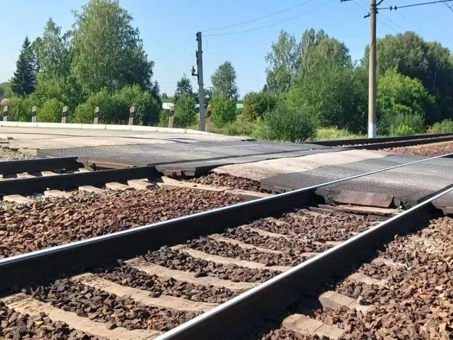 Поезд столкнулся с легковым автомобилем | Источник: «Западно-Сибирская транспортная прокуратура» / Telegram