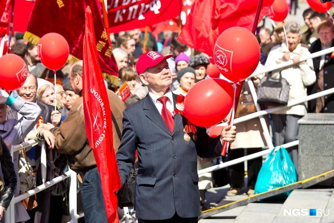 Коммунисты на шествии в 2014 | Источник: Александр Ощепков / NGS.RU