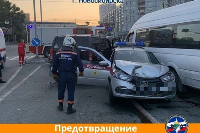 Hummer снес авто Росгвардии в ДТП с Skoda и микроавтобусом