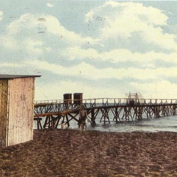 Купальные мостки с кабинками для переодевания. 1910-е годы | Источник: citywalls.ru