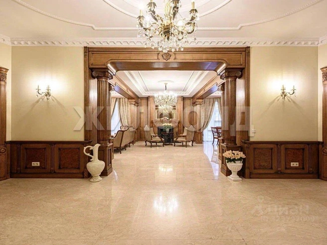 Первый этаж занимают прихожая, несколько холлов и спальня. | Источник: «Жилфонд» / N1