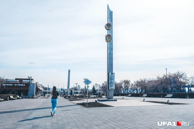 Две стелы, одна в честь награждения города орденами Трудового Красного знамени и Ленина. | Источник: Булат Салихов