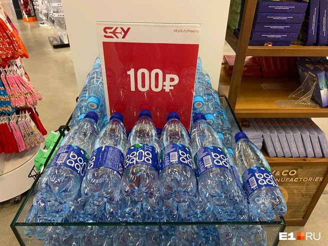 Самые дешевые бутылки можно найти в зоне duty free | Источник: Ирина Порозова / E1.RU