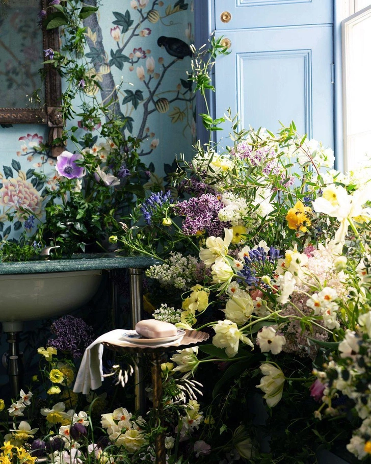 Обои de Gournay в декорациях от студии флористики Lucy Vail Floristry