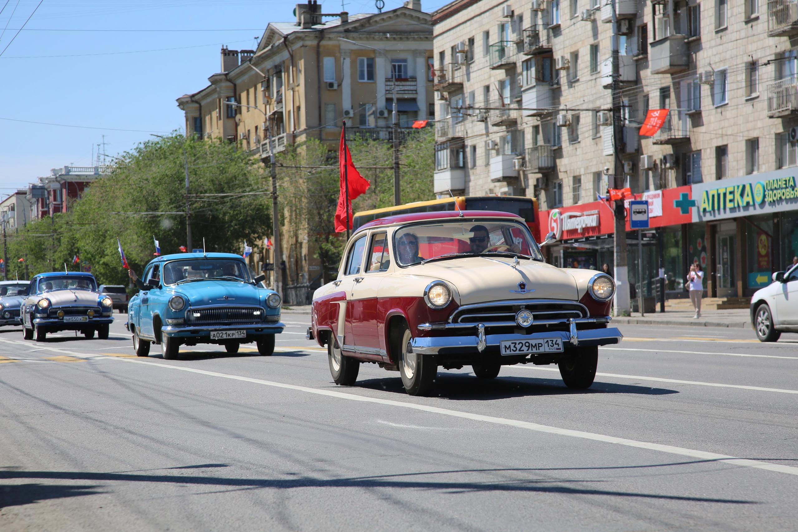 Уникальные ретроавтомобили промчались по Продольным Волгограда — смотрим, как это было