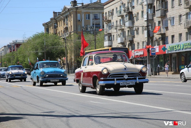 Смотрим на яркий ретропробег в честь 9 Мая | Источник: Константин Завриков / V1.RU