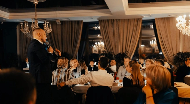 На праздник было живое выступление группы (от лирики до хитов), ведущий с интерактивными блоками, диджей‑сет | Источник: ООО «Вилена»