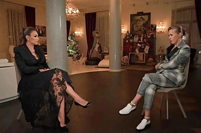 В интервью с Еленой Товстик Ксении Собчак оказалась важна совсем не собеседница | Источник: «Осторожно, Собчак!» / Vk.com