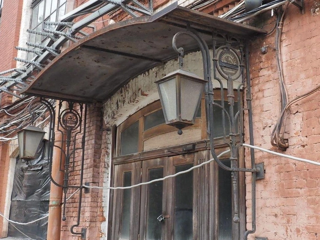 Вход в один из корпусов ЛИВИЗа. Старые фонари и кирпичная кладка пока на месте. | Источник: Михаил Огнев / FONTANKA.RU