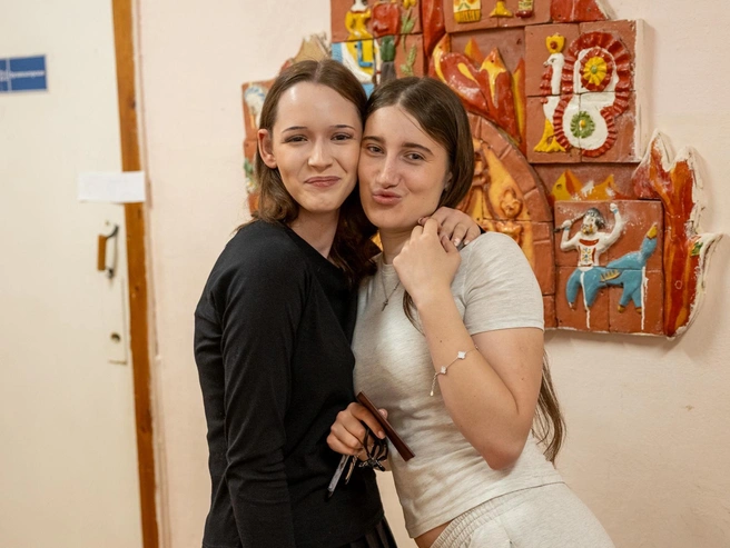 Выпускницы охотно фотографируются | Источник: Александр Куренной / 76.RU