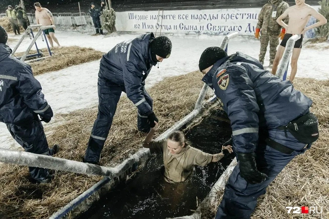 Женщинам и детям помогали специалисты. Все проходило под контролем | Источник: Ирина Шарова / 72.RU