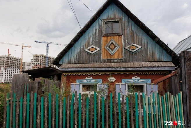 Есть пока на ДОКе дома с красивыми наличниками  | Источник: Ирина Шарова / 72.RU 