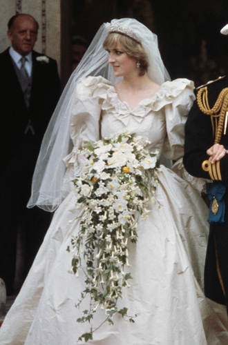 ДианаРоскошный (и довольно тяжелый) букет принцессы Дианы включал веточки мирта из сада королевы Виктории в Осборн-хаусе, гардении, цветки стефанотиса и вероники, фрезии, орхидеи, розы, а также веточки плюща.