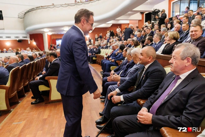 Заместитель губернатора Тюменской области (в центре) Эдуард Бакиев общается с Героем России Рустамом Сайфуллиным | Источник: Ирина Шарова / 72.RU