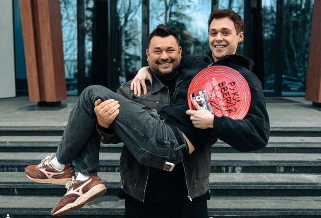 Перед стартом съемок фильма «Руки вверх! 2» с прототипом героя Сергеем Жуковым. Шуточное фото | Источник: «РУКИ ВВЕРХ! ПРОДАКШН», онлайн-кинотеатр START