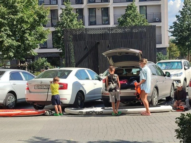 Жители жалуются на полуголых людей у дома, занятые парковочные места, мусор и громкие звуки утром и ночью | Источник: Читательница Марина