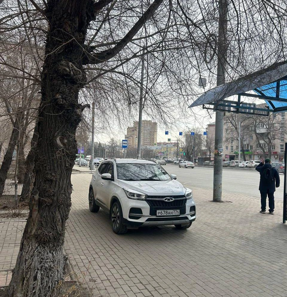 Водитель Chery Tiggo покорил остановку на улице Худякова | Источник: читатель 74.RU