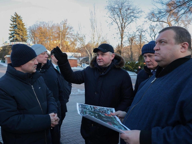 Депутат Евгений Дегтярёв (крайний справа) присутствовал при осмотре руин. | Источник: Правительство Ростовской области 