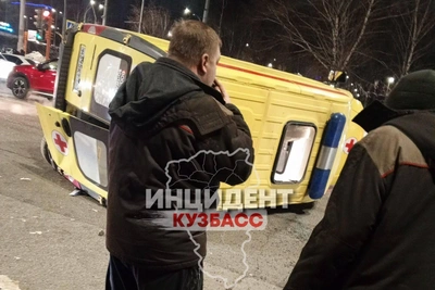 Скорая помощь перевернулась в Кемерове, есть пострадавшие