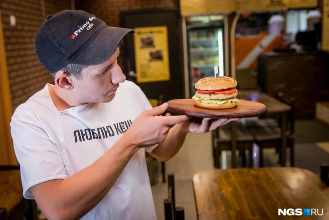 Предприниматель всегда мог сам встать за плиту и приготовить блюдо | Источник: Артём Павлушин