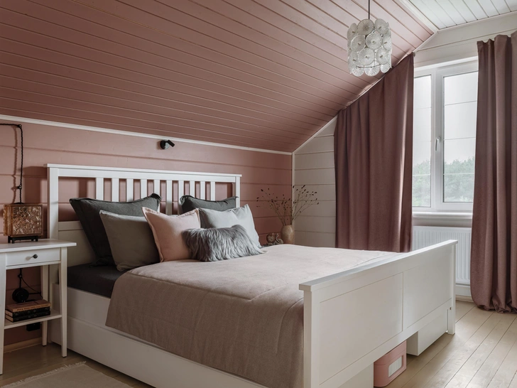 Люстра — советский светильник «Спутник» («Одуванчик»). Светильник на тумбе сделан из стеклоблока. Покрывало, Izzi Decor | Источник: Ольга Шангина; стиль: Яна Яхина