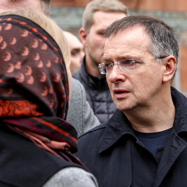 Симоньян плакала навзрыд, Эрнст сдерживал эмоции: как звезды и близкие проводили Тиграна Кеосаяна в последний путь | Источник: Булкин Сергей/ТАСС