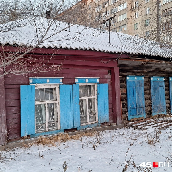 Дом на улице Горького уже врос в землю, но еще жилой | Источник: Александр Лисихин / 45.RU