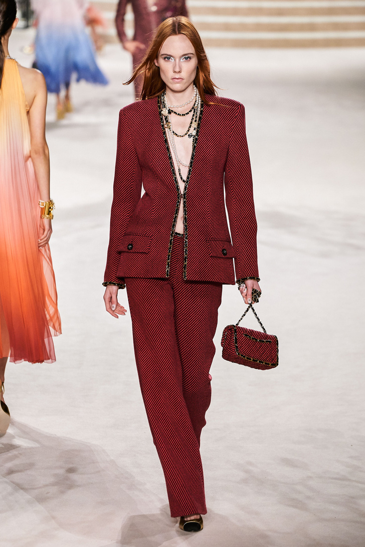 Что на самом деле носят парижанки? Амбассадор Chanel, модная французкая актриса Альма Ходоровски комментирует любимые образы показа