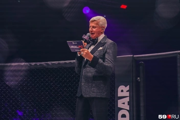 По костюму и не скажешь, что мужчина вел турнир по MMA | Источник: Репсиме Зурнаджян / 59.RU