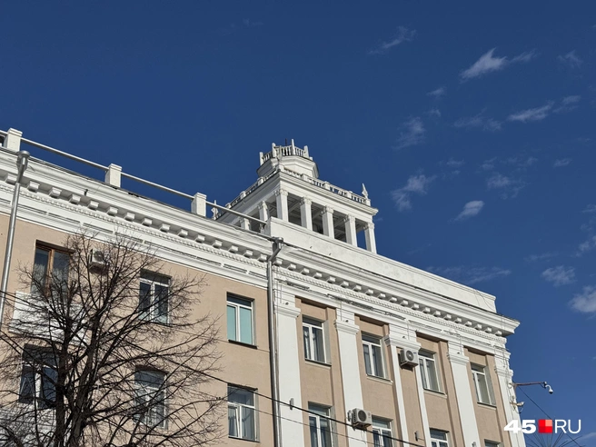 Монументальность площади создается и за счет домов, которые построены симметрично. В этих домах завершают углы здания двухъярусные башни | Источник: Юлия Король