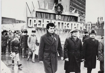 Демонстрация трудящихся Оренбурга, посвященная 73-й годовщине Великой Октябрьской социалистической революции. 1990 год | Источник: ОГАОО. Фотофонд. Оп. 3. Д. 2457, 2464, Д. 4005, 4007, 4082