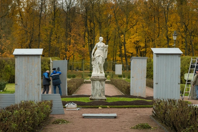 Не только медведи и барсуки. В Гатчине скульптуры подготовились к зиме | Источник: Сергей Рятте / музей-заповедник «Гатчина»