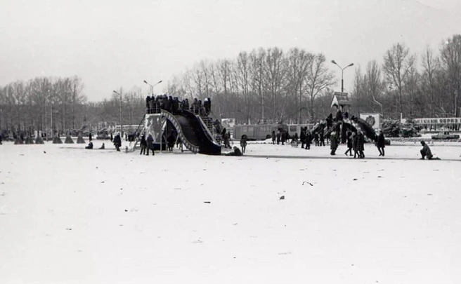 Так когда-то выглядели горки на Центральной площади Тольятти | Источник: pastvu.com