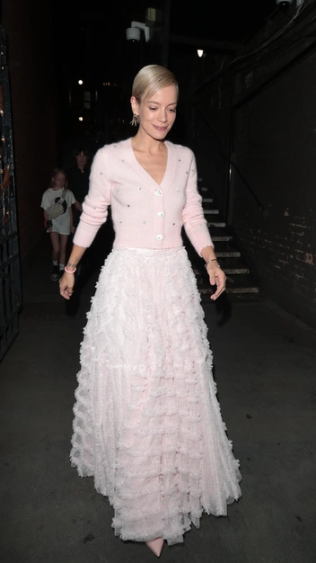 Еще одна Барби: Лили Аллен появилась в бесподобном образе и повторила главный тренд лета 2023 | marieclaire.ru