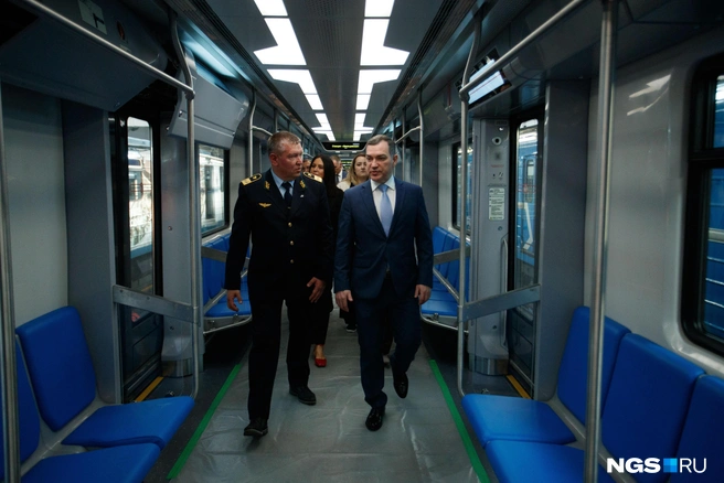 Для удобства пассажиров установлена связь с машинистом и камера видеонаблюдения, чтобы машинист видел, кто к нему обращается. Кстати, в некоторых вагонах до сих пор не убрали пленку с пола | Источник: Андрей Бортко / NGS.RU