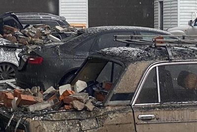 Стена в Новосибирске обрушилась на Audi при замене масла