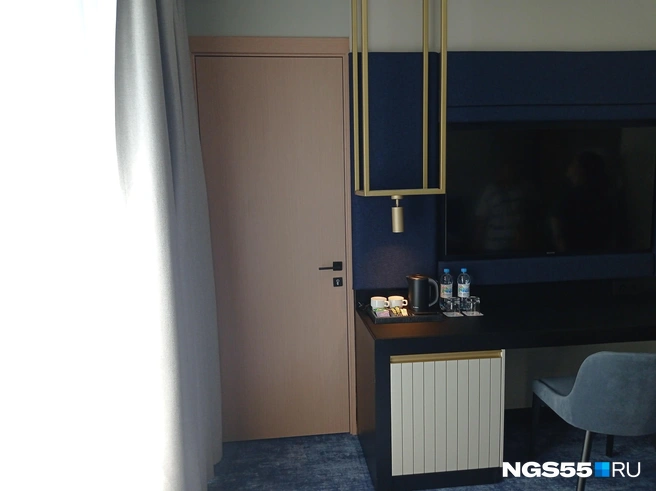 А здесь мы уже в полулюксе. Номер, по сути, точно такой же, как стандарт, только площадь больше. И еще нюанс — дверь на фото ведет в другой номер — двухкомнатный люкс. Номера смежные | Источник: Ирина Чернышева