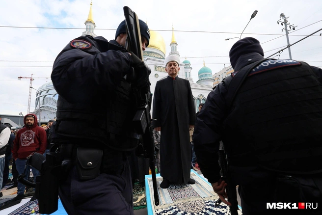 Марат-хазрат Аршабаев в окружении мусульман и полиции во время молитвы | Источник: Артем Устюжанин / MSK1.RU