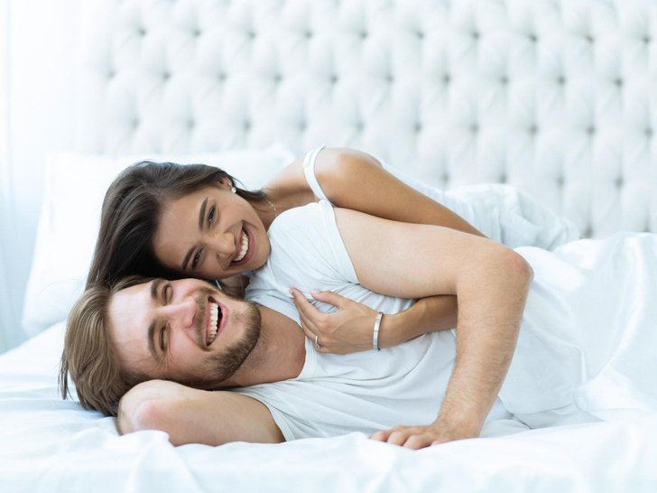 Как постельное белье влияет на качество секса: проверьте материал и цвет