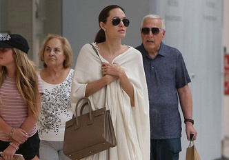 Анджелина Джоли с сумкой Saint Laurent на прогулке, Лос-Анджелес
