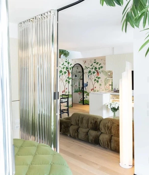 Круглая кровать и эффектная ширма: квартира 90 м² в Милане